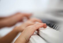 DEDOS PEQUEÑOS Y UN PIANO DESAFINADO