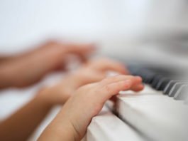 DEDOS PEQUEÑOS Y UN PIANO DESAFINADO