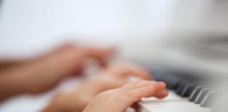 DEDOS PEQUEÑOS Y UN PIANO DESAFINADO