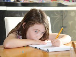 La lectura y la escritura de los niños se desarrollan mejor cuando se les enseña a escribir a mano