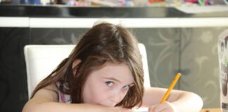 La lectura y la escritura de los niños se desarrollan mejor cuando se les enseña a escribir a mano