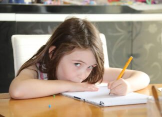 La lectura y la escritura de los niños se desarrollan mejor cuando se les enseña a escribir a mano