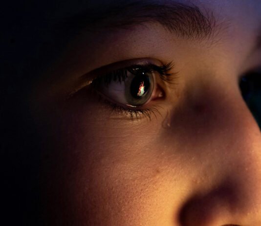 El ciberacoso, en cualquiera de sus formas, puede ser traumático para los niños.