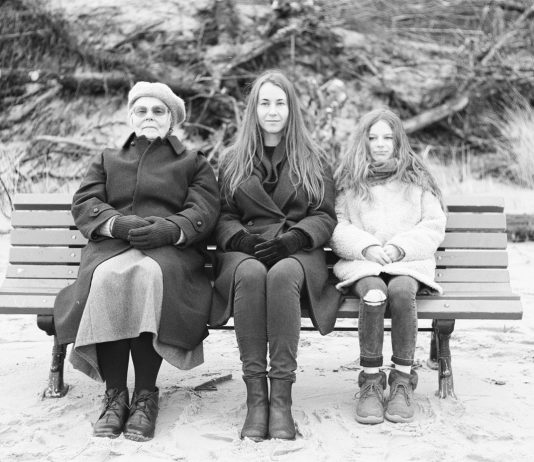Por qué los abuelos son más importantes que nunca para la salud mental de los niños